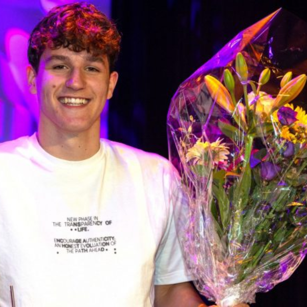 Basketballer Ravi Schilders ontvangt Mariska Lips Award